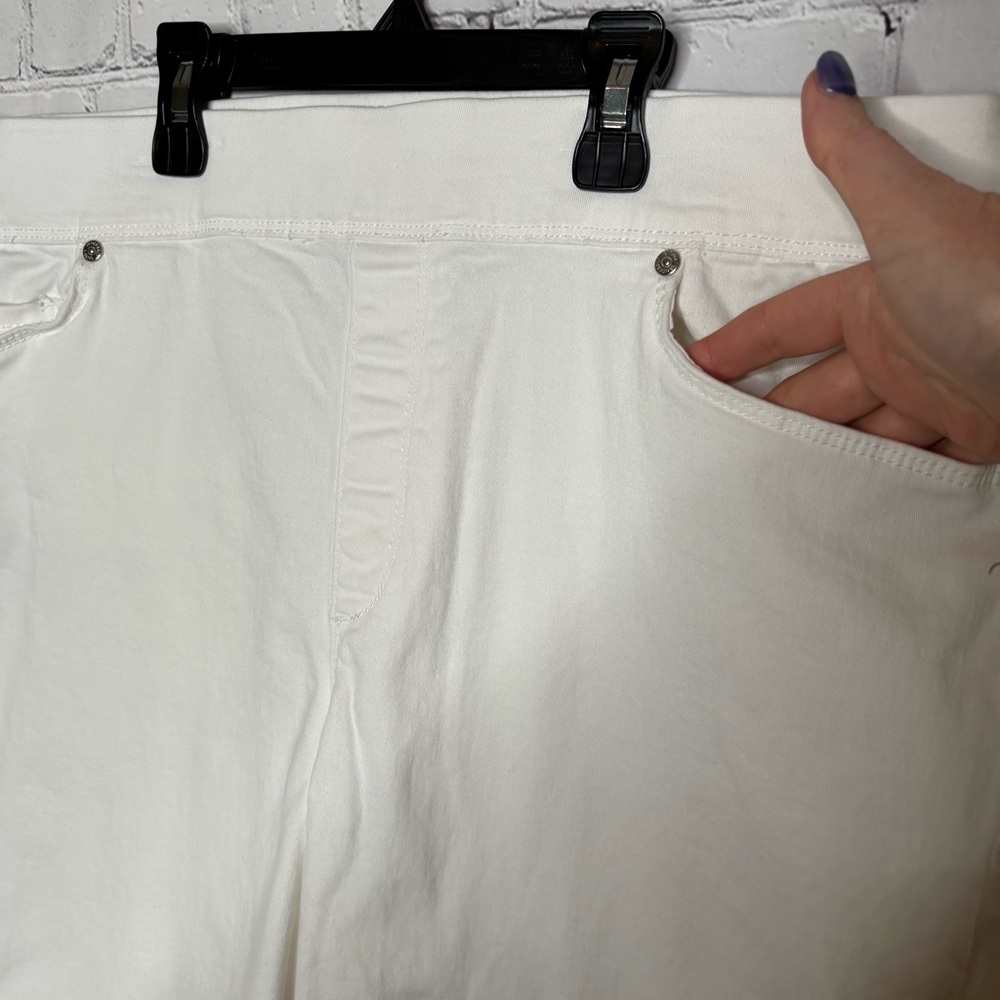 Gloria Vanderbilt Avery Slimming Classic White Bermuda Shorts Size 16 - Picture 2 of 9